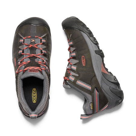 A pair of Keen Targhee II Magnet/Coral women&#39;s hiking shoes with gray and black design and red laces, displayed from a top-down view on a white background.
