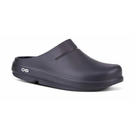 A single black Oofos Oocloog Matte Black women&#39;s slip-on shoe with a thick sole and minimalist design, isolated on a white background.