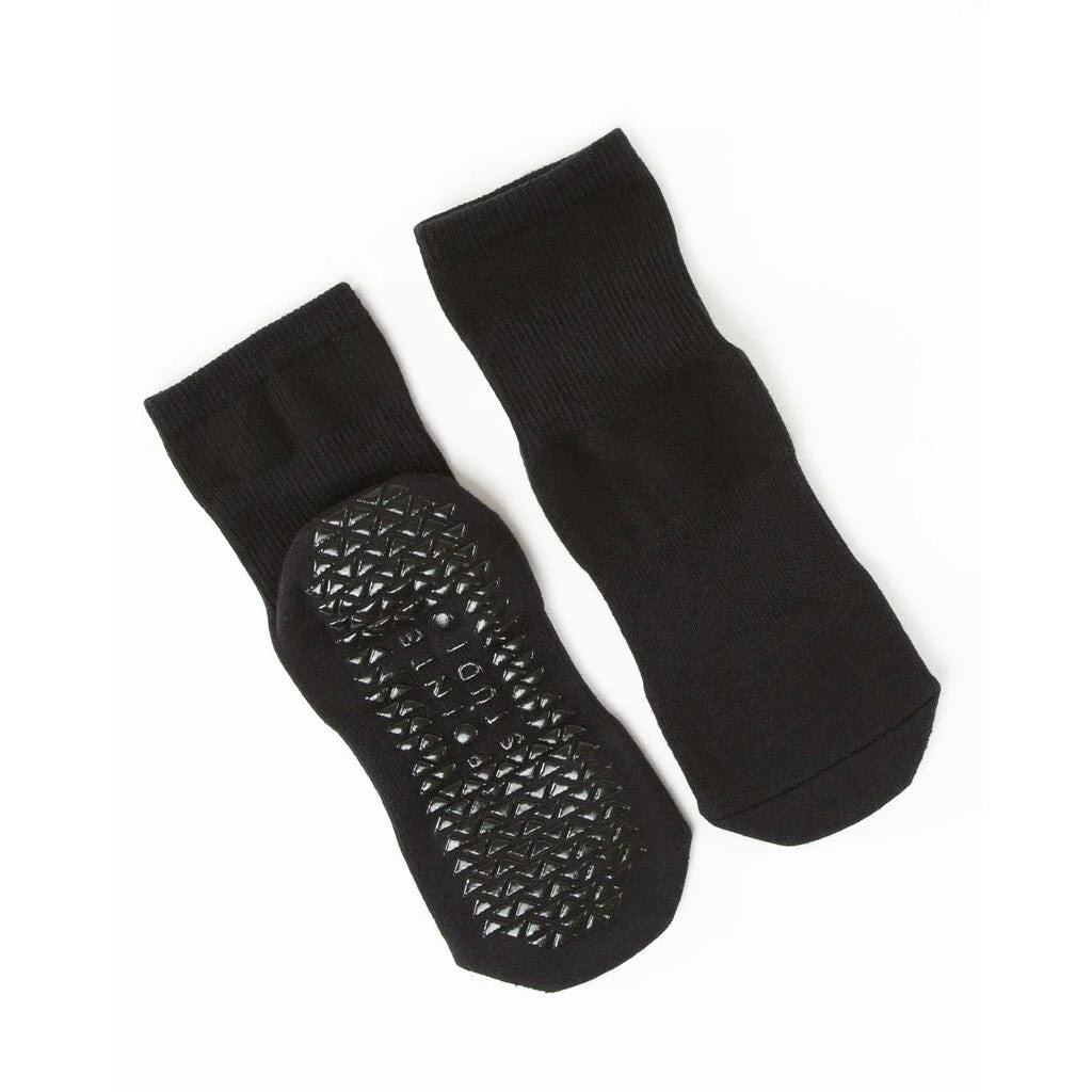 A pair of POINT STUDIO UNION LOW GRIP SOCK BLACK socks with a cushioned grip pattern on the sole, displayed against a white background.