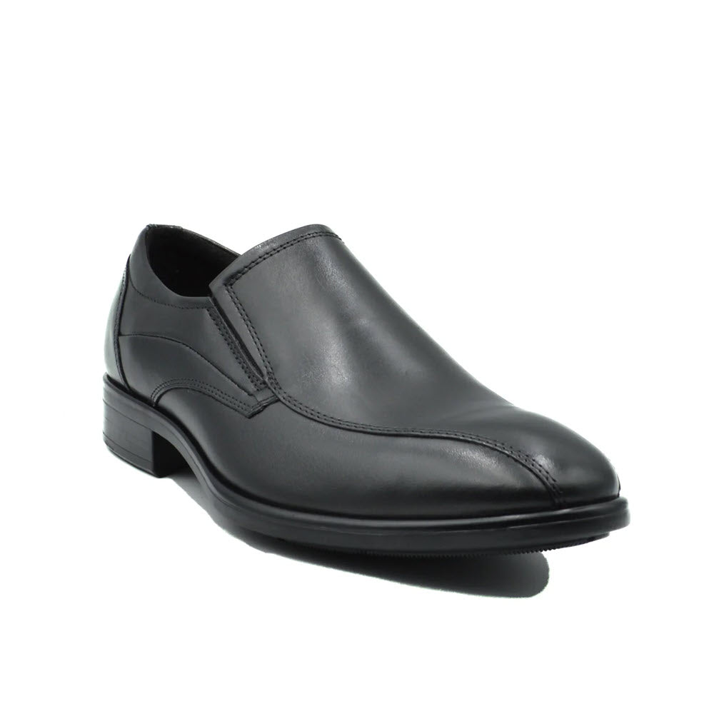 An ECCO CITYTRAY BIKE TOE SLIP ON BLACK - MENS for men with a low heel and slip-on design, featuring subtle stitch detailing.