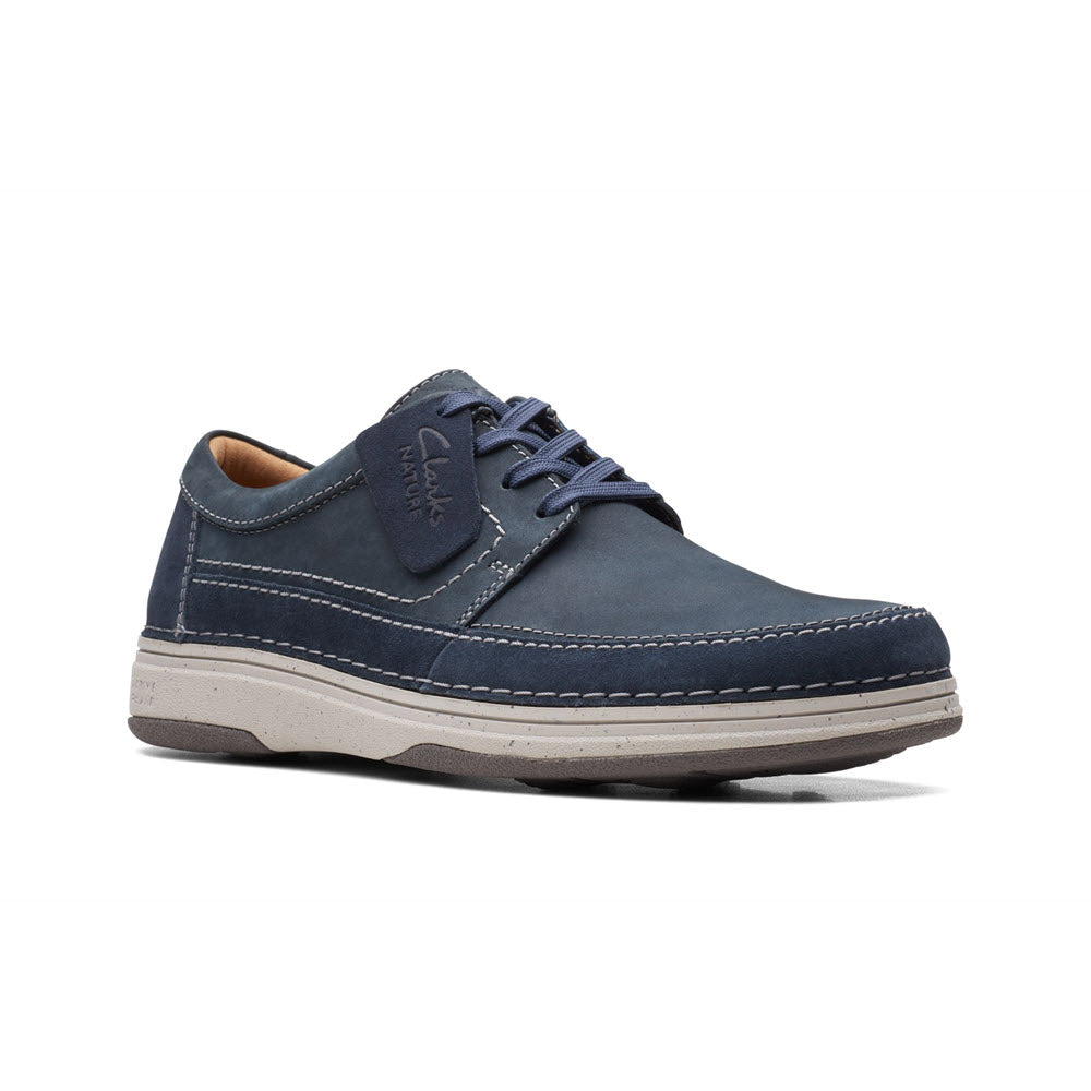 A single navy blue Clarks Nature 5 Lo Oxford men&#39;s lace-up shoe with white stitching and active air cushioning, isolated on a white background.