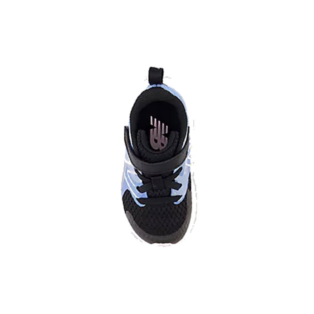 A single New Balance child&#39;s running shoe with black and blue accents, viewed from above on a white background.