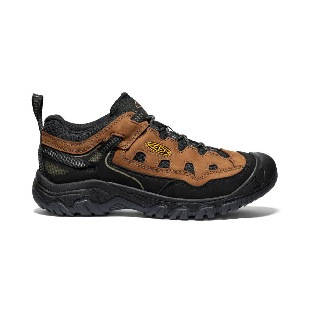A single durable Keen Targhee hiking shoe featuring a black and tan design with a rugged sole, displayed against a white background.