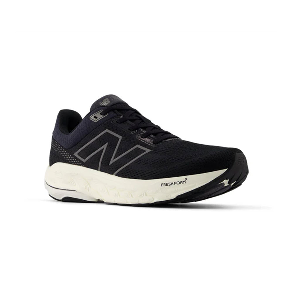 A single black New Balance running shoe with a white sole, featuring the &quot;NEW BALANCE 860V13&quot; logo on the side.