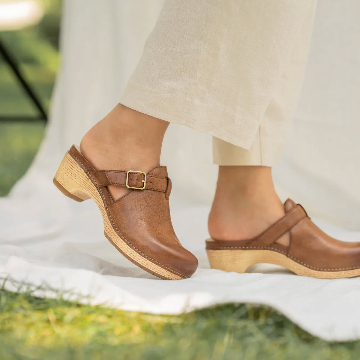 DANSKO LEANDRA CLOG BROWN - WOMENS