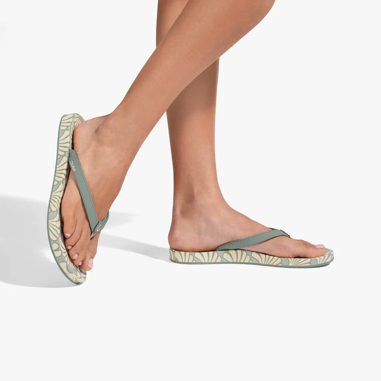 OLUKAI UIKI FLIP SILVER PINE - WOMENS