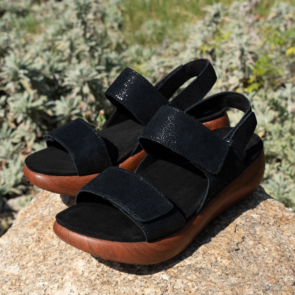 ALEGRIA BAILEE ADJUSTABLE SANDAL CRACKLE BLACK - WOMENS