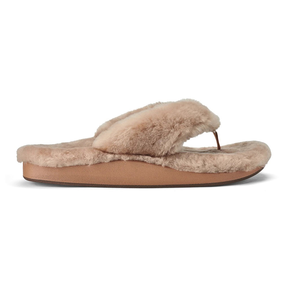 A single fluffy Olukai OLUKAI KIPE&#39;A HEU TAN slipper with shearling-wrapped straps on a white background.
