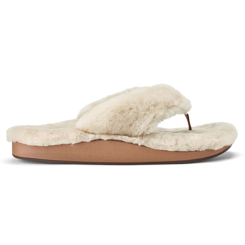 A fluffy, beige-colored Olukai Kipe&#39;a Heu Tapa with a soft footbed and a single strap.
