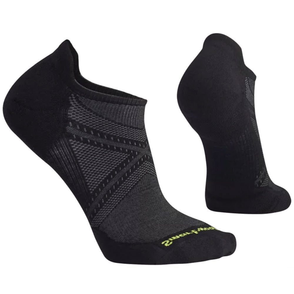 A pair of black Smartwool Run Targeted Cushion Low Ankle socks with gray accents and branding on the toe, featuring a Virtually Seamless toe.